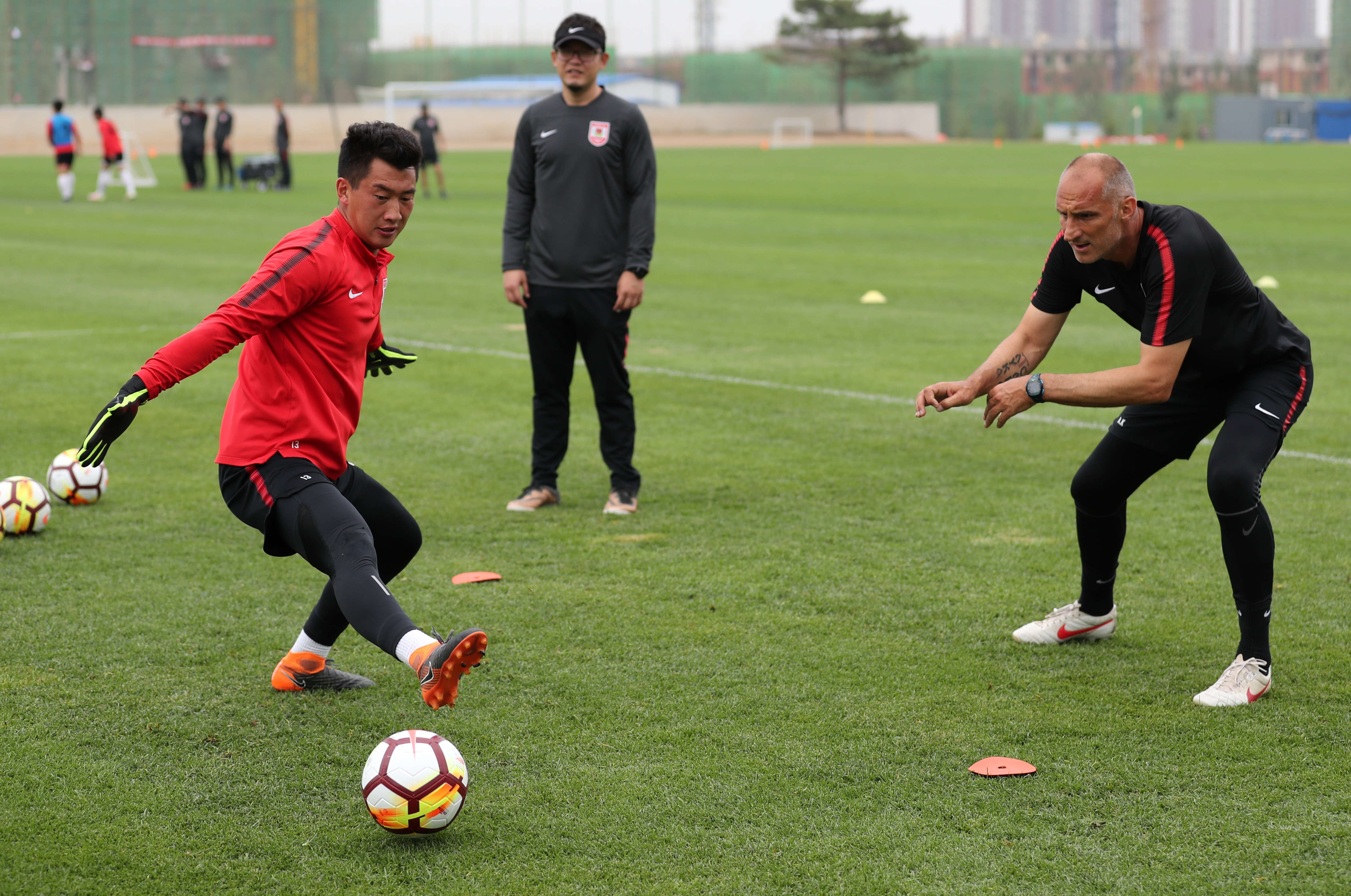 教练组成员接受采访,分享训练心得 教练组成员接受采访,分享训练心得