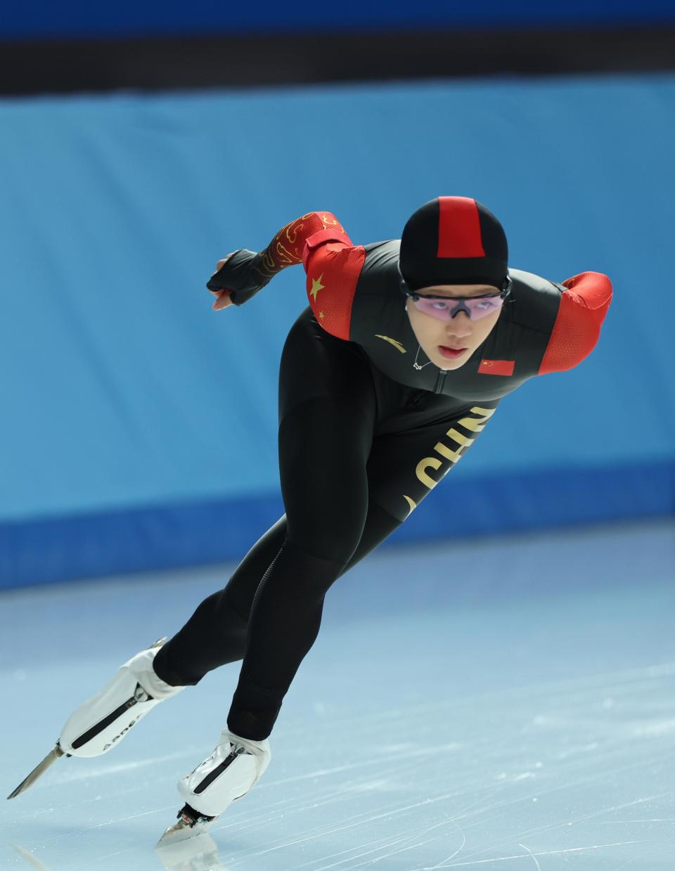 关于滑冰比赛中选手优雅表现，评委喝彩的信息