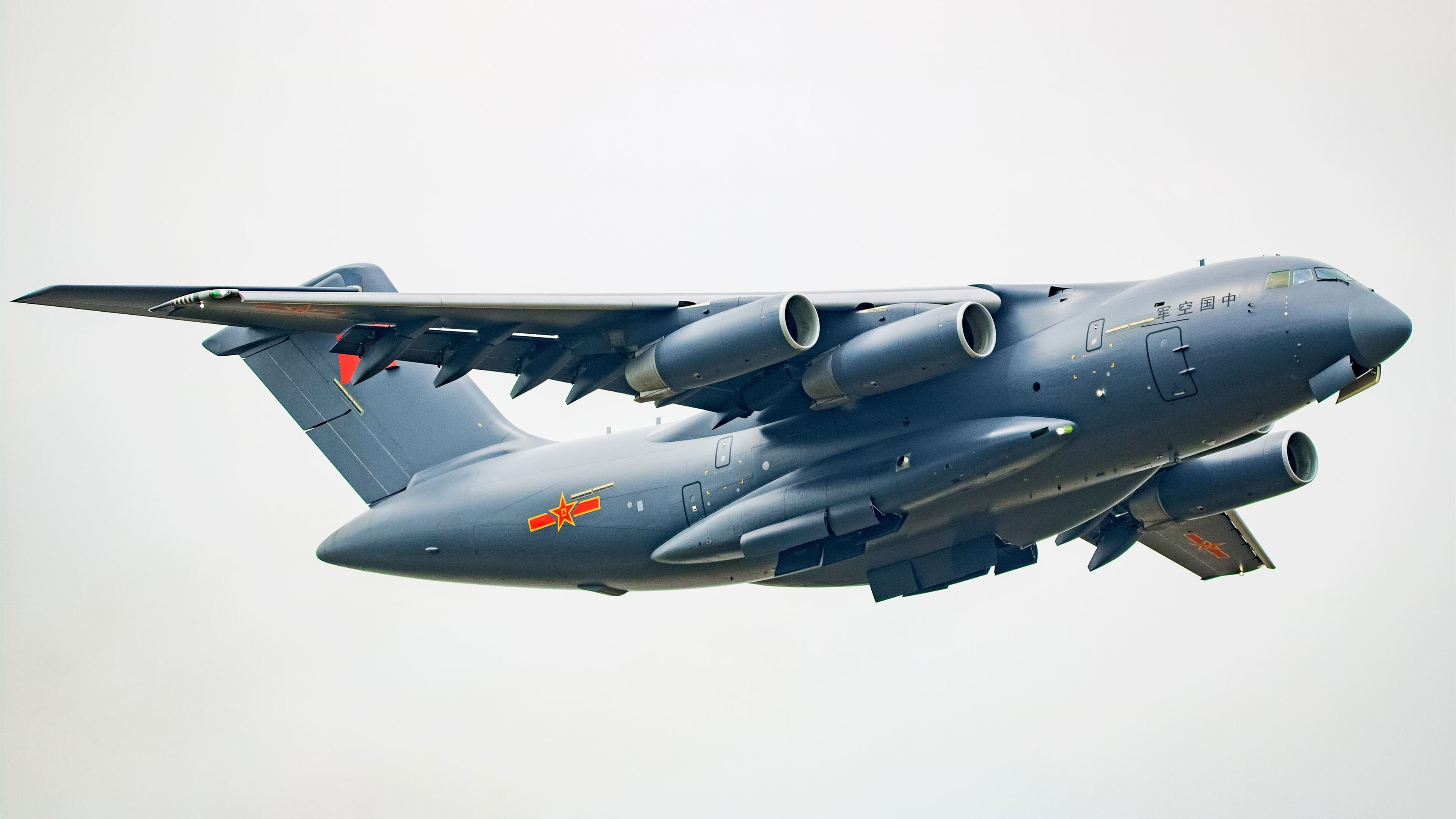 德比、炸药与封锁线，当足球的狂热撞上世界的割裂