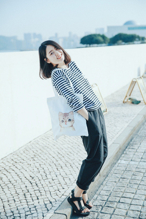 从克瓦拉茨赫利亚的冠军级舞步到阿尔及利亚的团队狂胜,现代足球的双面启示