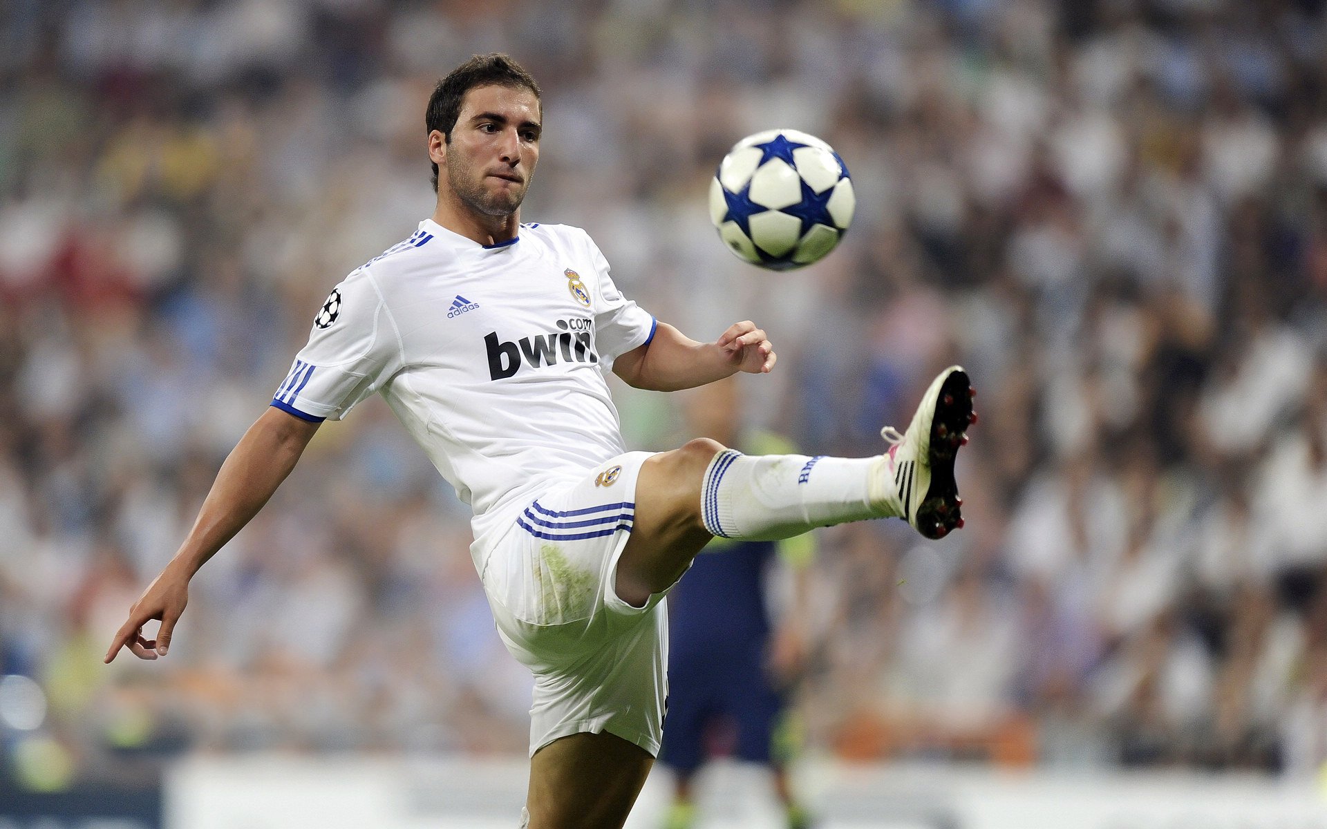 平行时空的巅峰，当阿布扎比的胎痕映照万达大都会的轨迹